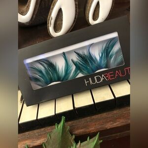 HUDA BEAUTY BLACK/Green FEATHER EYELASHES 
NEW IN PACKAGE